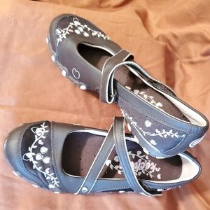 Skechers big girl sz 3.5 brown slip ons